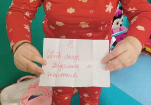 kartka z zadaniem na dziś- zrób sesję zdjęciową w piżamach