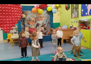 dzieci stoją, i tańczą do piosenki