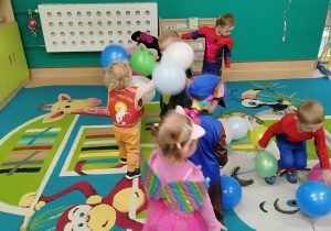 dzieci bawią się balonami