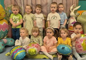 zdjęcie grupowe dzieci, niektóre z nich siedzą , inne stoją