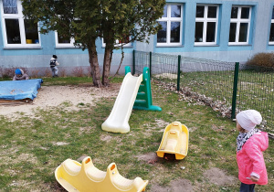 dzieci na podwórku szukają jajek