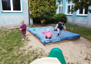 dzieci podnoszą jajka i noszą na łyżkach