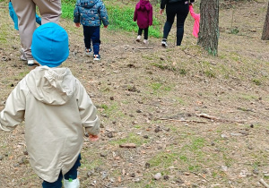 dzieci wraz z opiekunkami schodzą z górki