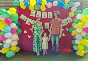dziewczynka z ciocią i wujkiem pozują do zdjęcia