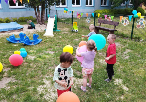 dzieci bawią się balonami