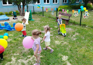 dzieci bawią się balonami
