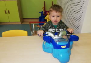 Ksawery na symulatorze motocykla.