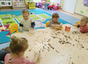 Poznajemy zmysły- słuchamy i dotykamy.