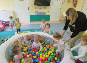 Wesoła zabawa w basenie z piłeczkami