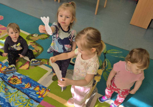 dziewczynka przygląda się rybce