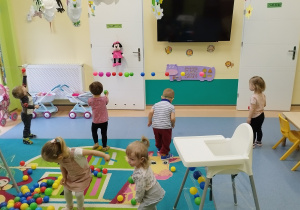 dzieci zbierają piłeczki i przyklejają do taśmy