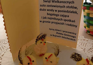 kartka z życzeniami i stoją kurczaczki
