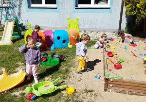 dzieci bawią się w piaskownicy