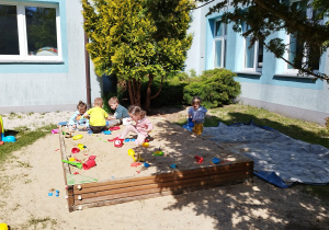 dzieci bawią się w piaskownicy