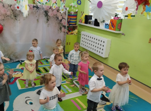 dzieci tańczą i pokazują do piosenki dla mamy