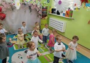 dzieci tańczą i pokazują do piosenki