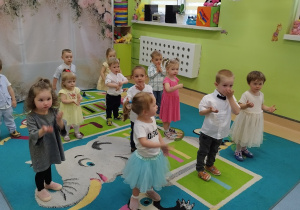 dzieci tańczą i pokazują