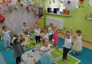 dzieci tańczą ipokazują