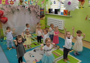 dzieci tańczą i pokazują