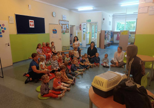 dzieci oraz opiekunki siedzą i słuchają informacji o zwierzakach