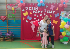 mama z dziećmi pozują do zdjęcia