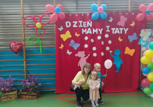 mama z dziećmi pozują do zdjęcia