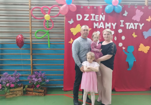 rodzice z córeczkami pozują do zdjęcia