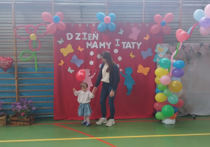 dziewczynka z mamą i balonem