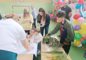 dzieci i rodzice przyklejają do kartonu