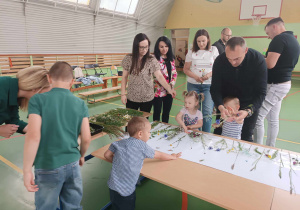 rodzice i dzieci tworzą pracę