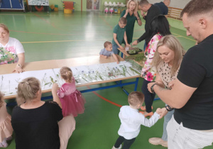 dzieci i rodzice tworzą prace plastyczną