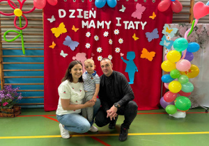 rodzice z synem pozują do zdjęcia