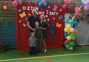 rodzice z synami pozują do zdjęcia