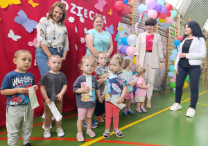 dzieci wraz z opiekunkami , panią dyrektor i panią burmistrz