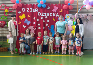 dzieci wraz z opiekunkami , panią dyrektor i panią burmistrz