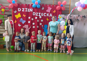 dzieci wraz z panią dyrektor, panią burmistrz i opiekunkami pozują do zdjęcia
