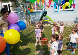 pani dyrektor rozdaje dzieciom balony