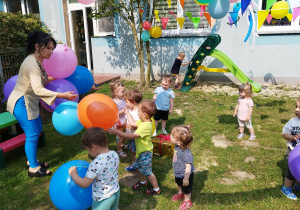 pani dyrektor rozdaje dzieciom balony