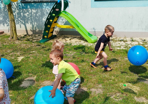 dzieci bawią się balonami