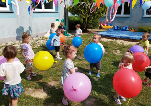 dzieci trzymają balony