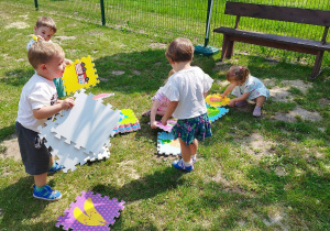 dzieci układają puzzle