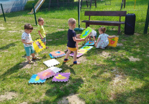 dzieci układają puzzle