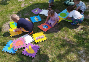 dzieci układają puzzle