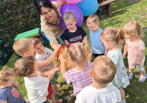 pani dyrektor rozdaje dzieciom balony