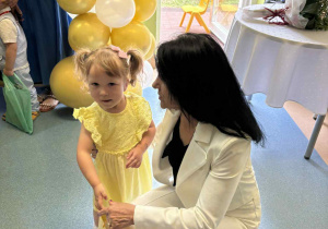 dziewczynka pozuje do zdjęcia z panią dyrektor