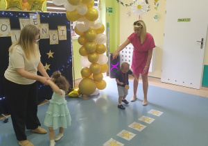 dzieci wraz z mamami tańczą