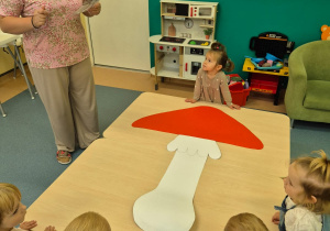 dzieci słuchają czytanej zagadki