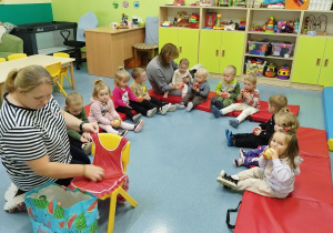 dzieci siedzą i jedzą jabłka