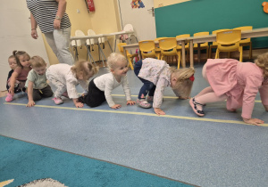 dzieci czworakują jedno za drugim