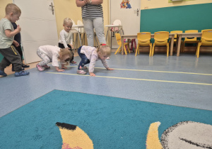 dzieci czworakują